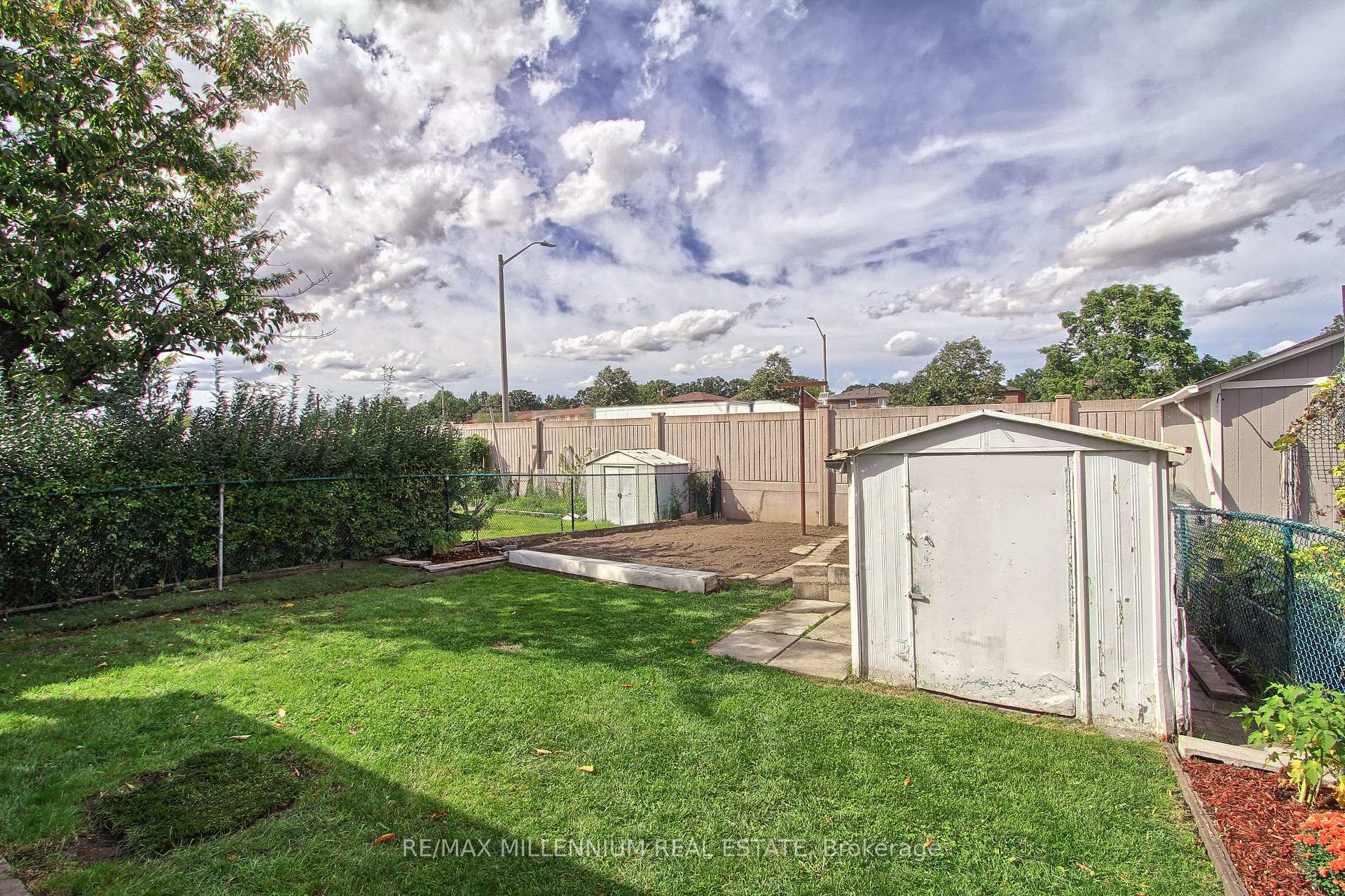 Photo 33 of 7431 Sigsbee Drive, Mississauga, Malton — HOMEH