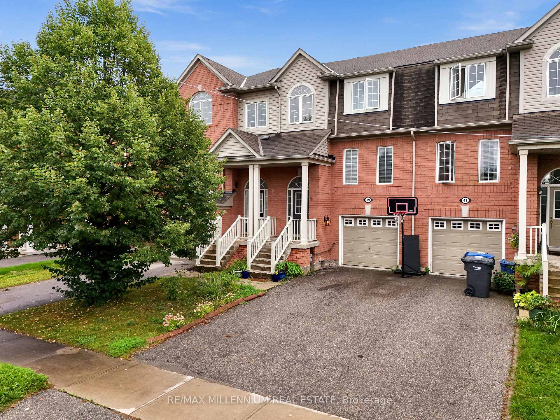Photo 2 of 39 Decker Hollow Circle, Brampton, Credit Valley — HOMEH