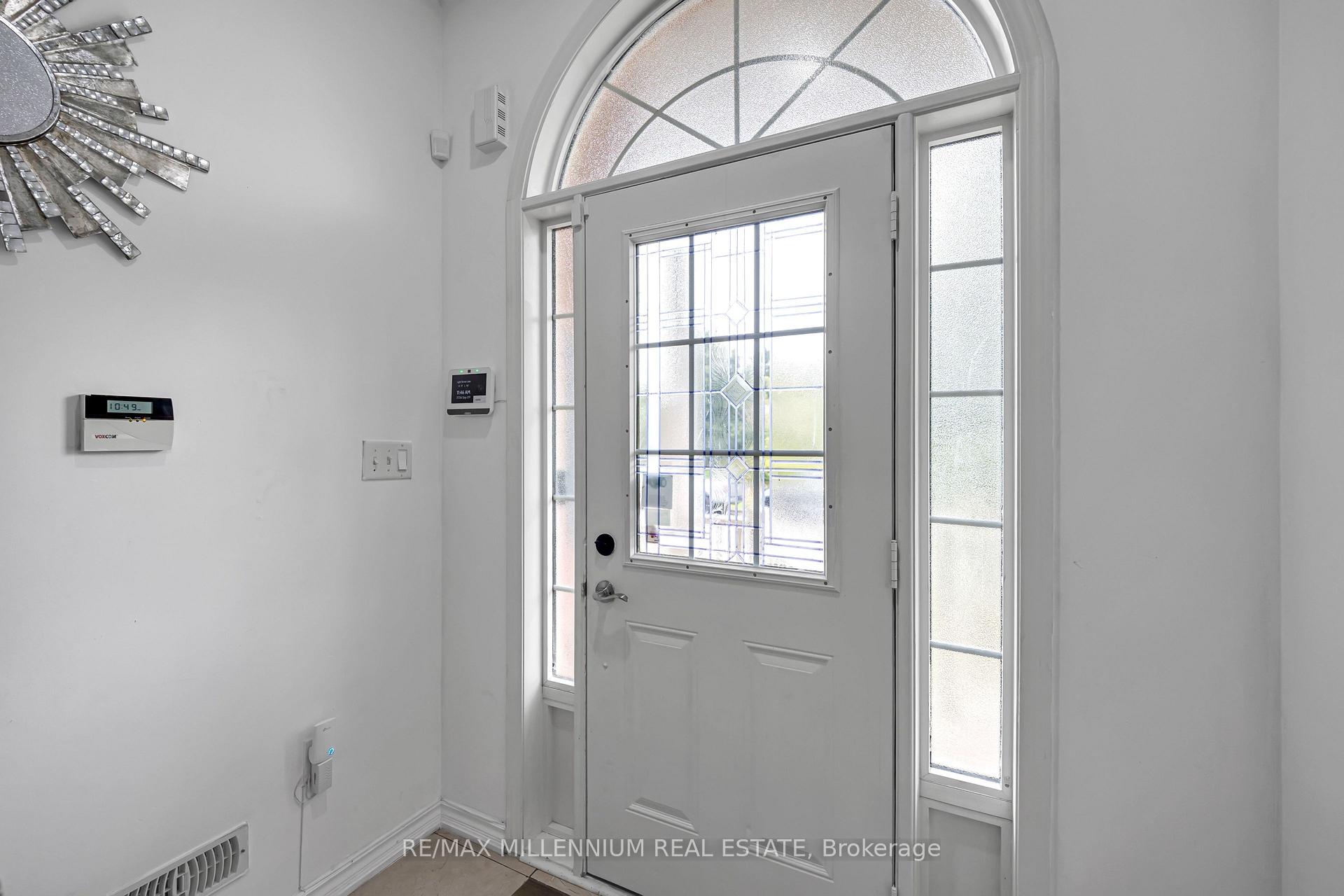 Photo 3 of 39 Decker Hollow Circle, Brampton, Credit Valley — HOMEH