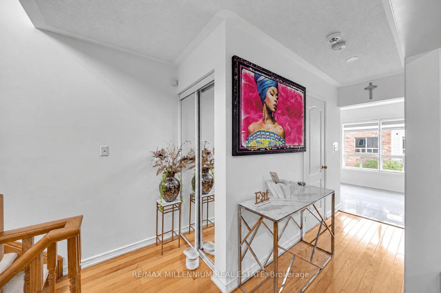 Photo 4 of 39 Decker Hollow Circle, Brampton, Credit Valley — HOMEH