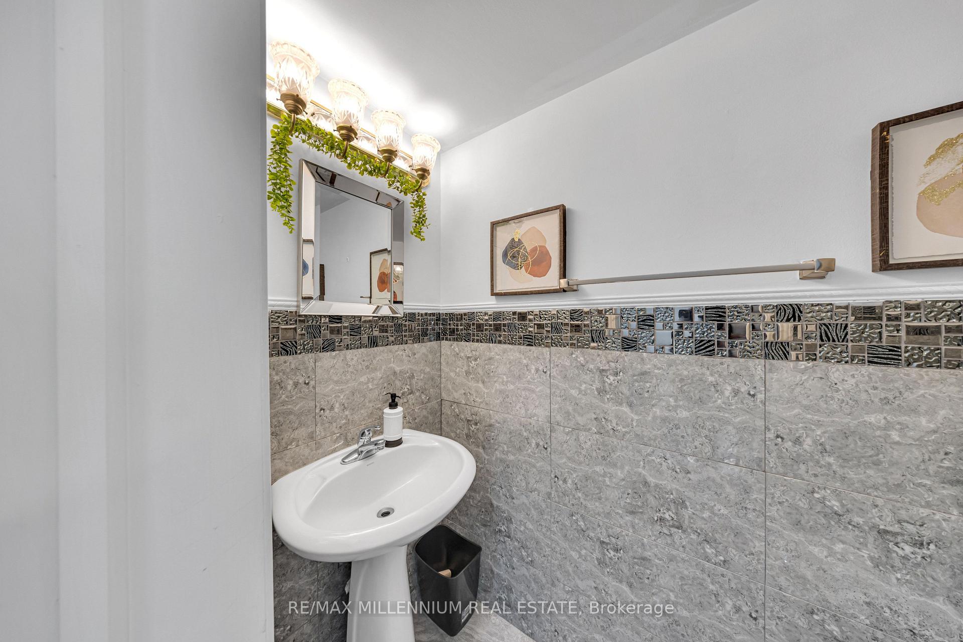 Photo 7 of 39 Decker Hollow Circle, Brampton, Credit Valley — HOMEH