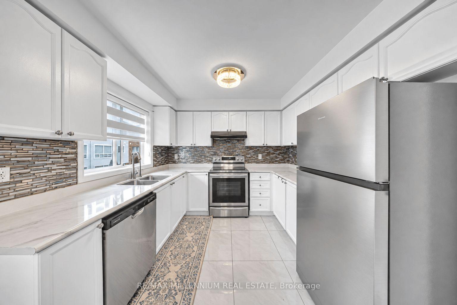 Photo 8 of 39 Decker Hollow Circle, Brampton, Credit Valley — HOMEH