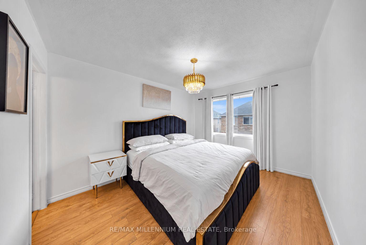 Photo 9 of 39 Decker Hollow Circle, Brampton, Credit Valley — HOMEH