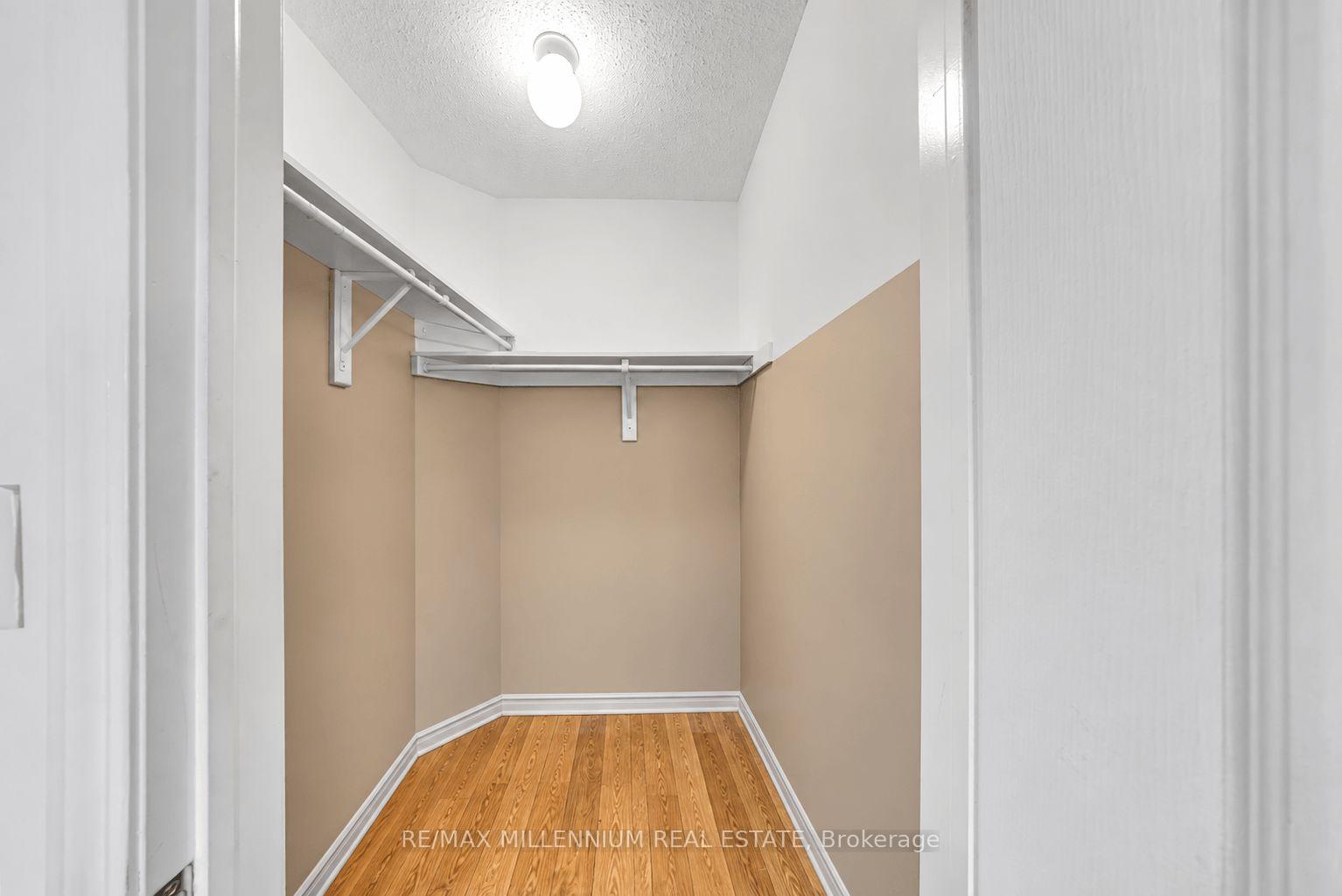 Photo 10 of 39 Decker Hollow Circle, Brampton, Credit Valley — HOMEH