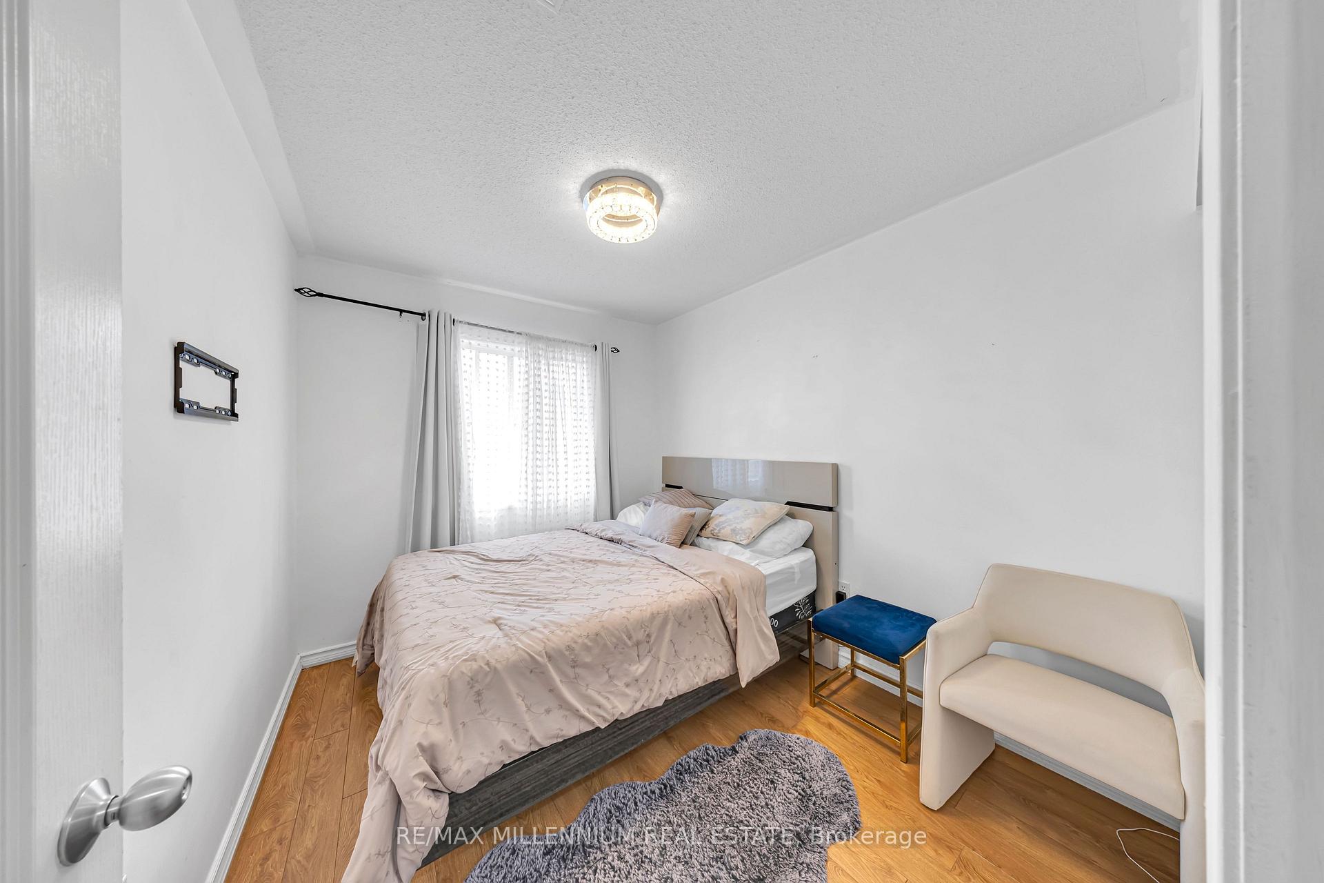 Photo 13 of 39 Decker Hollow Circle, Brampton, Credit Valley — HOMEH