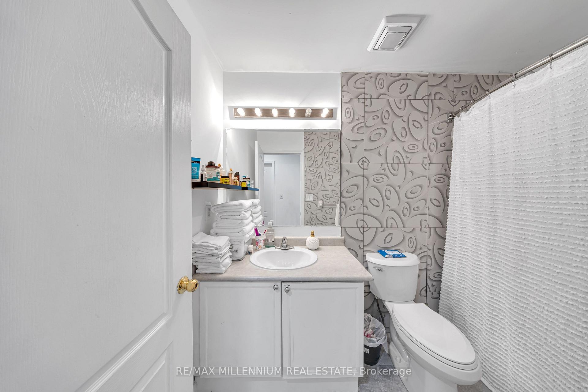 Photo 15 of 39 Decker Hollow Circle, Brampton, Credit Valley — HOMEH