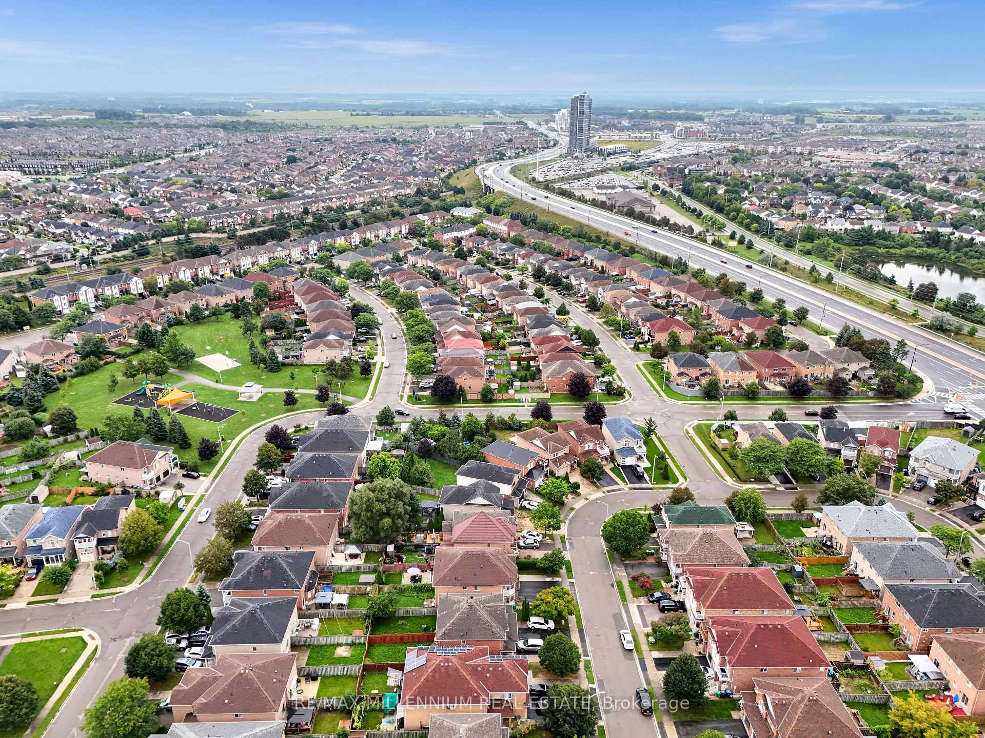 Photo 23 of 39 Decker Hollow Circle, Brampton, Credit Valley — HOMEH