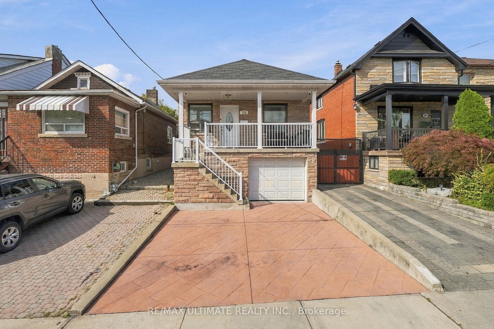 Front of 372 Blackthorn Avenue