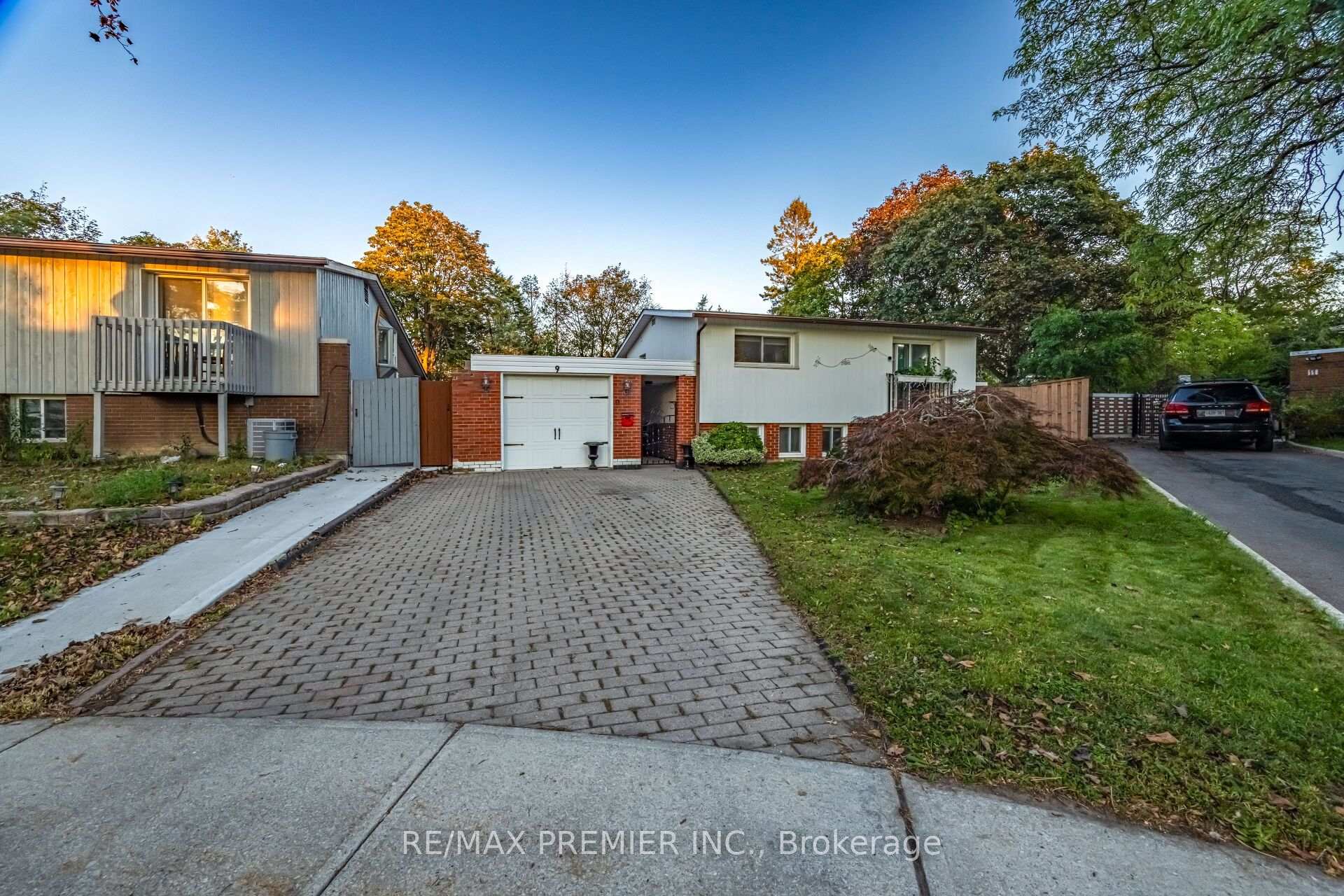 Photo 2 of 9 Adeline Court, Etobicoke, Mount Olive-Silverstone-Jamestown — HOMEH
