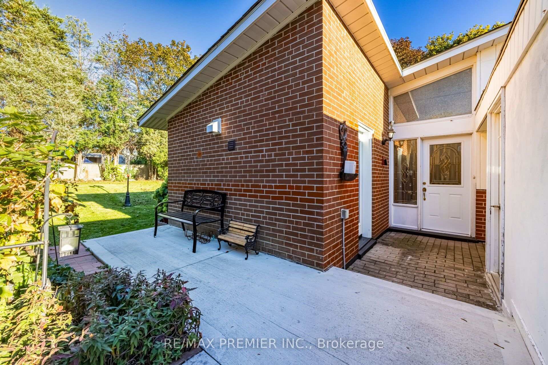 Photo 3 of 9 Adeline Court, Etobicoke, Mount Olive-Silverstone-Jamestown — HOMEH