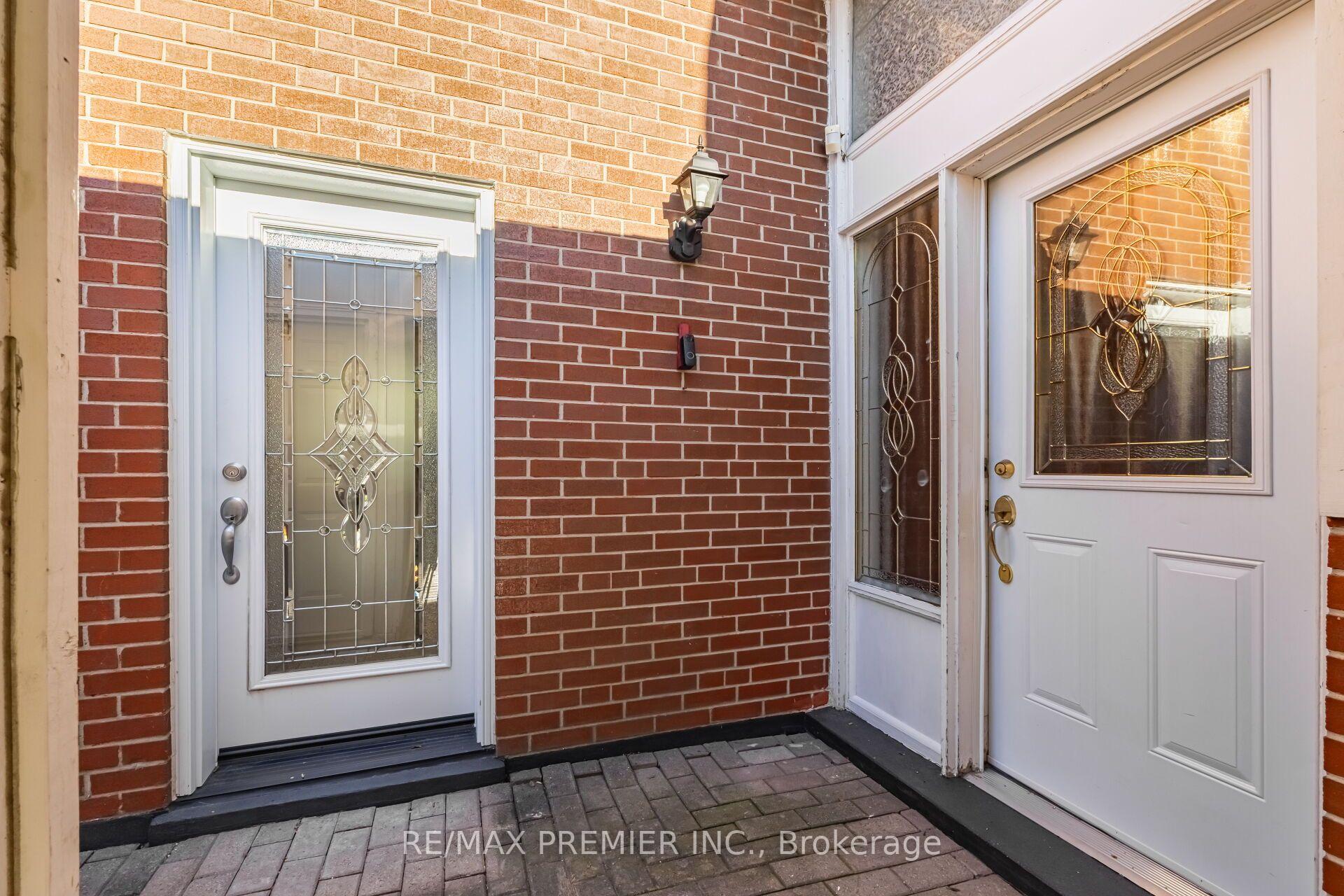 Photo 4 of 9 Adeline Court, Etobicoke, Mount Olive-Silverstone-Jamestown — HOMEH