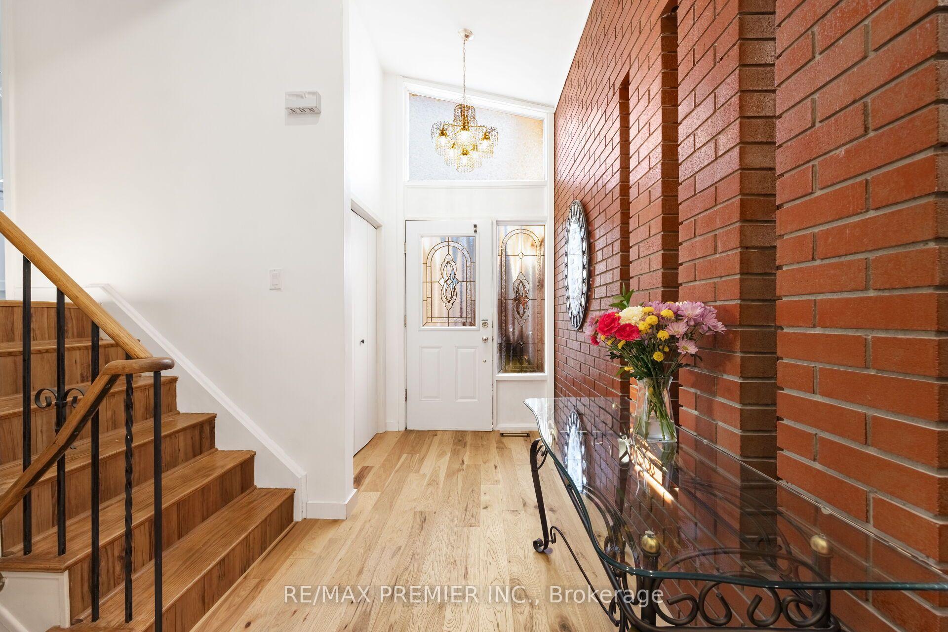 Photo 5 of 9 Adeline Court, Etobicoke, Mount Olive-Silverstone-Jamestown — HOMEH