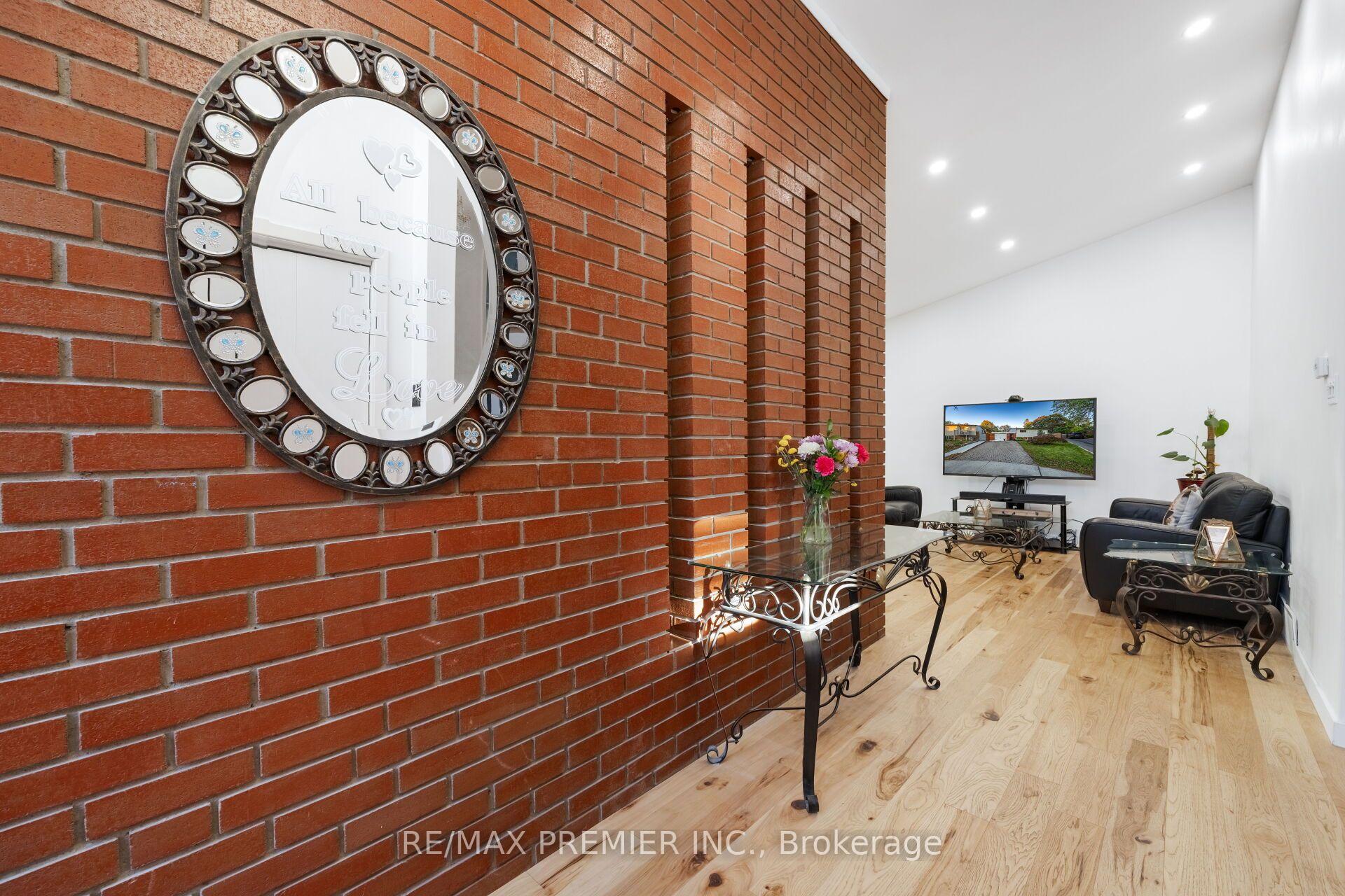 Photo 6 of 9 Adeline Court, Etobicoke, Mount Olive-Silverstone-Jamestown — HOMEH