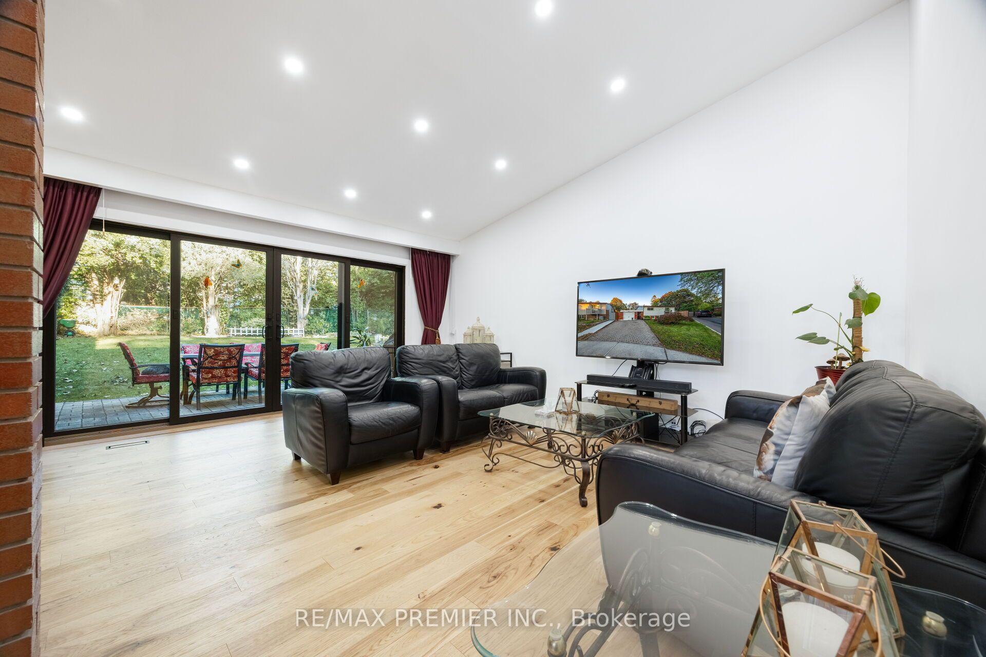 Photo 7 of 9 Adeline Court, Etobicoke, Mount Olive-Silverstone-Jamestown — HOMEH