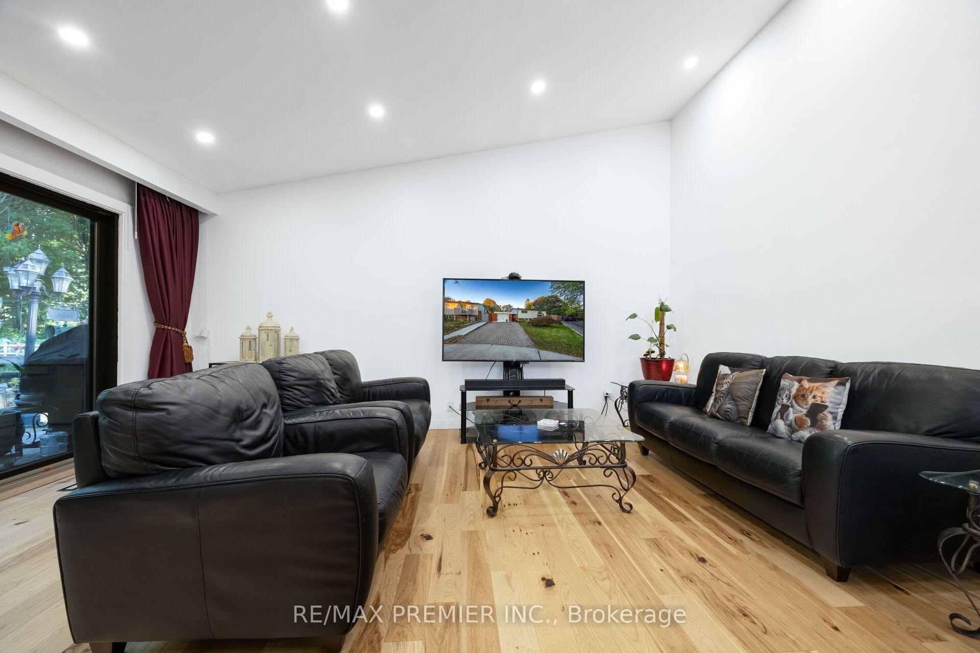Photo 8 of 9 Adeline Court, Etobicoke, Mount Olive-Silverstone-Jamestown — HOMEH