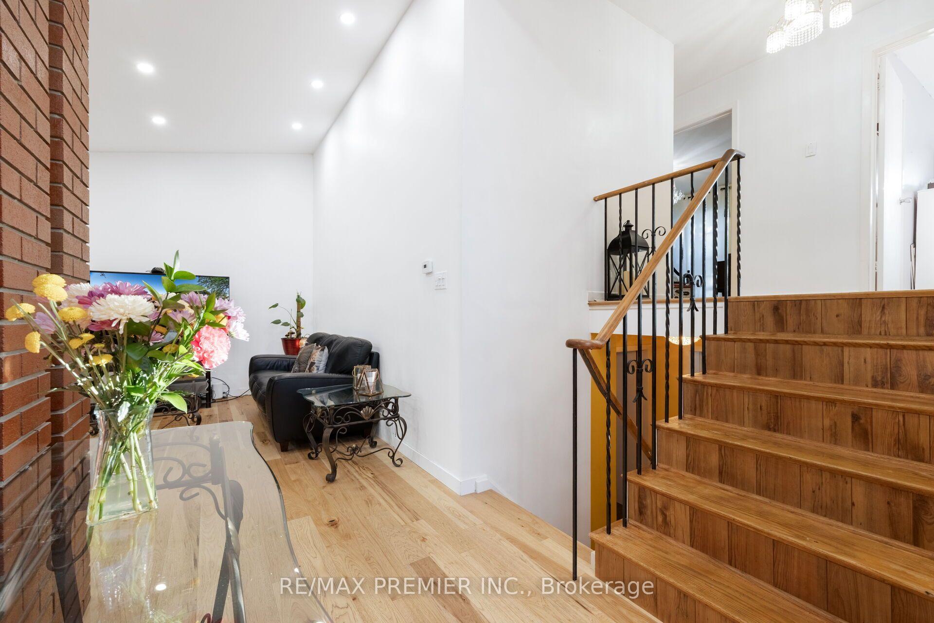 Photo 24 of 9 Adeline Court, Etobicoke, Mount Olive-Silverstone-Jamestown — HOMEH