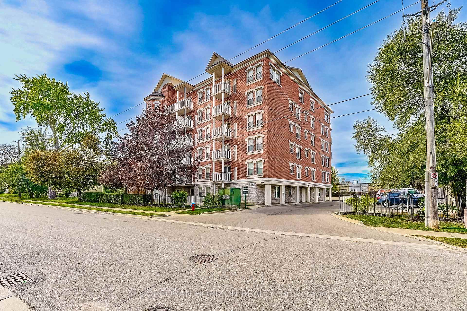 Photo 2 of Unit PH3, 35 Hunt Avenue, Richmond Hill, Mill Pond — HOMEH