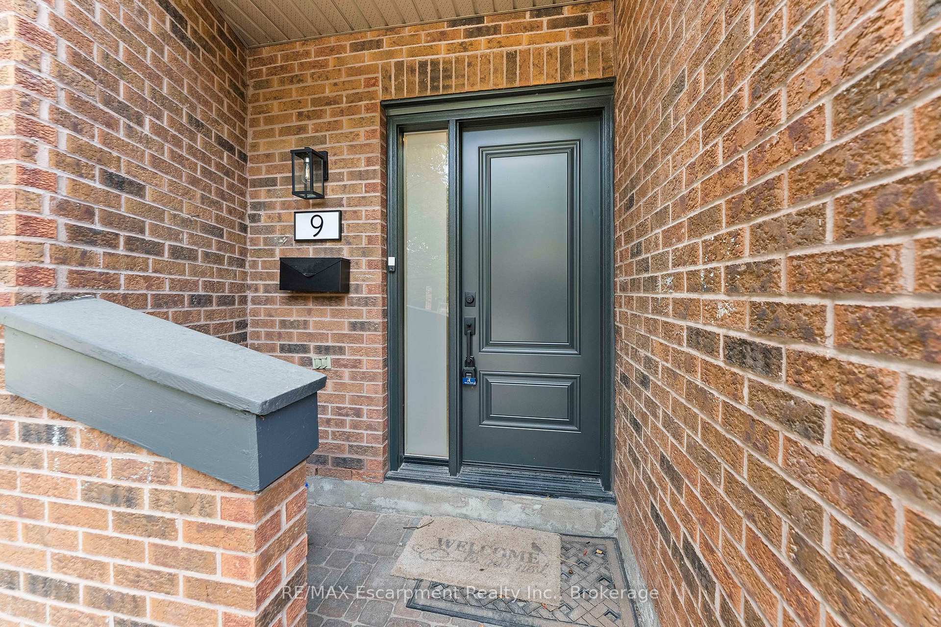 Photo 3 of Unit 9, 1160 Walden Circle, Mississauga, Clarkson — HOMEH