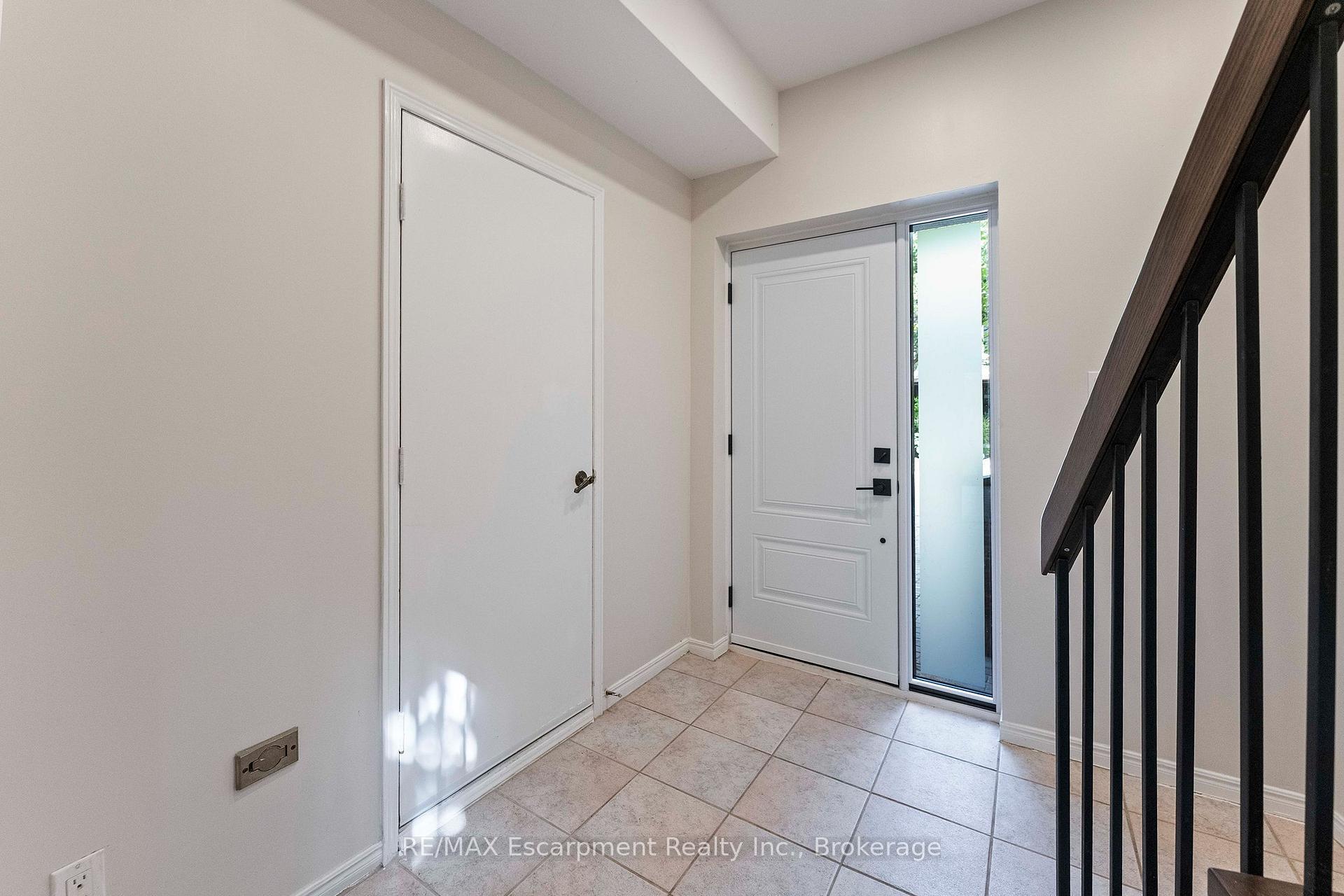 Photo 4 of Unit 9, 1160 Walden Circle, Mississauga, Clarkson — HOMEH