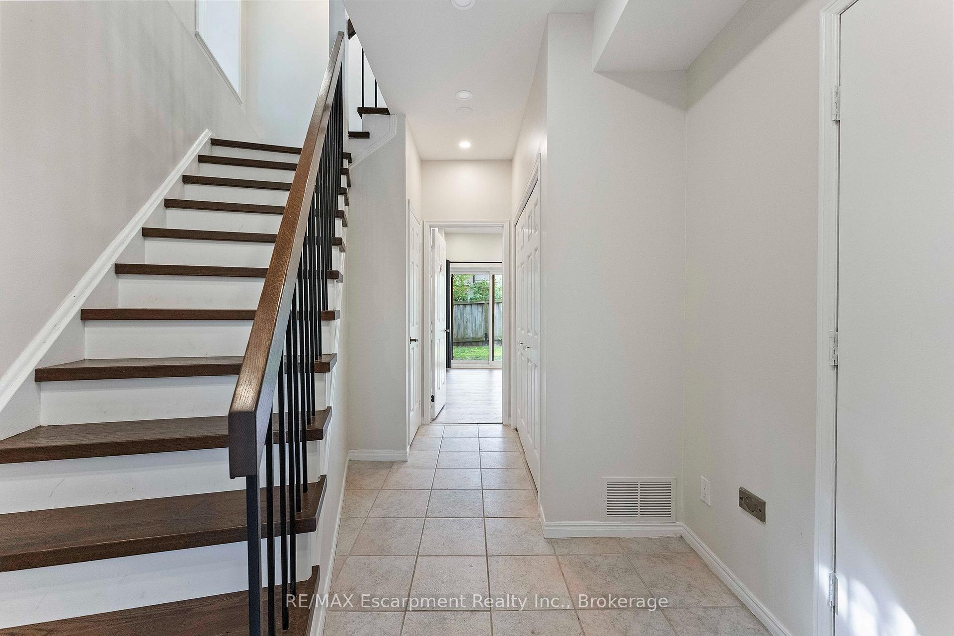 Photo 5 of Unit 9, 1160 Walden Circle, Mississauga, Clarkson — HOMEH