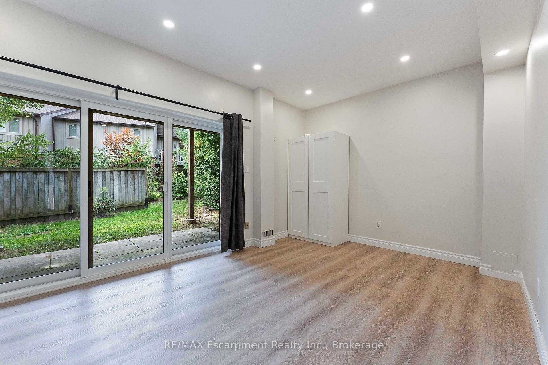 Photo 6 of Unit 9, 1160 Walden Circle, Mississauga, Clarkson — HOMEH