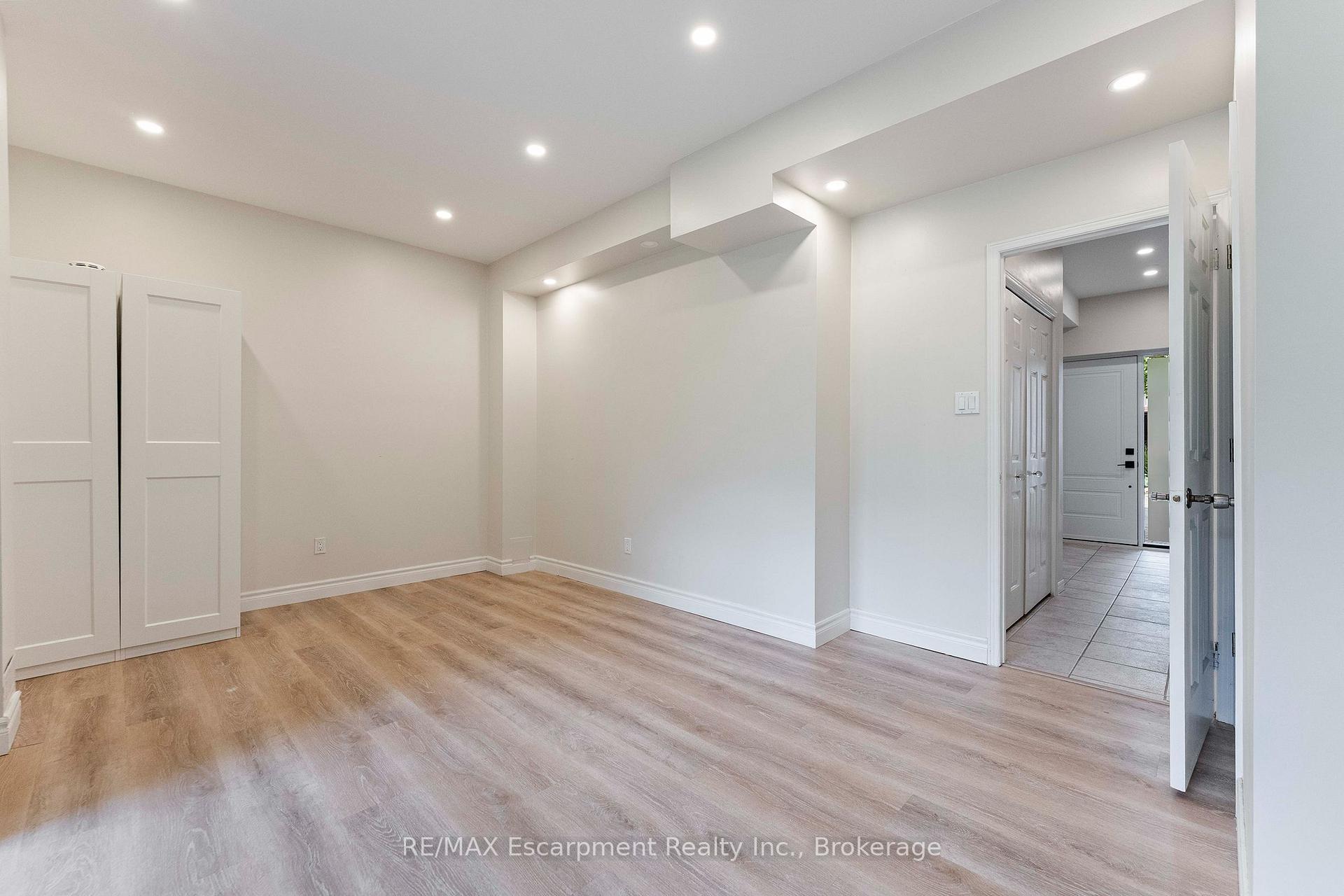 Photo 7 of Unit 9, 1160 Walden Circle, Mississauga, Clarkson — HOMEH