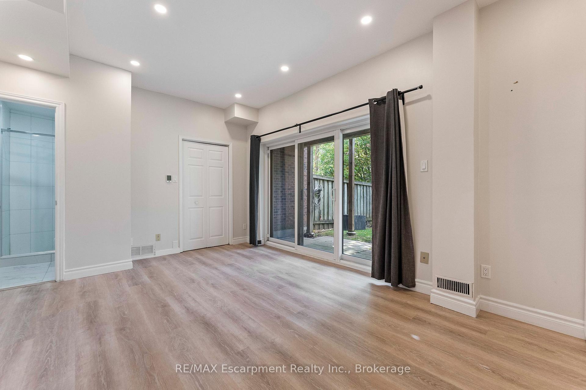 Photo 8 of Unit 9, 1160 Walden Circle, Mississauga, Clarkson — HOMEH