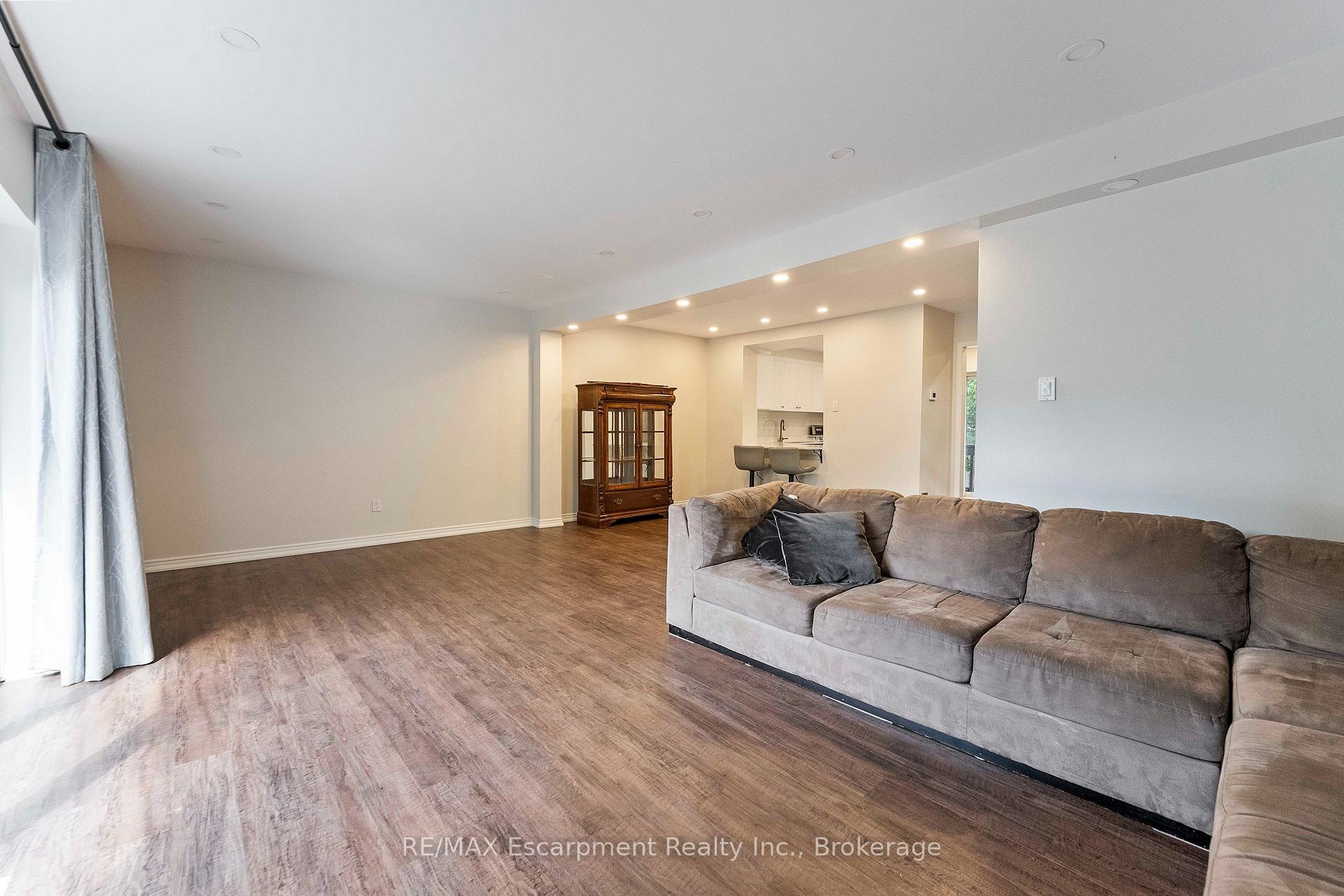Photo 14 of Unit 9, 1160 Walden Circle, Mississauga, Clarkson — HOMEH