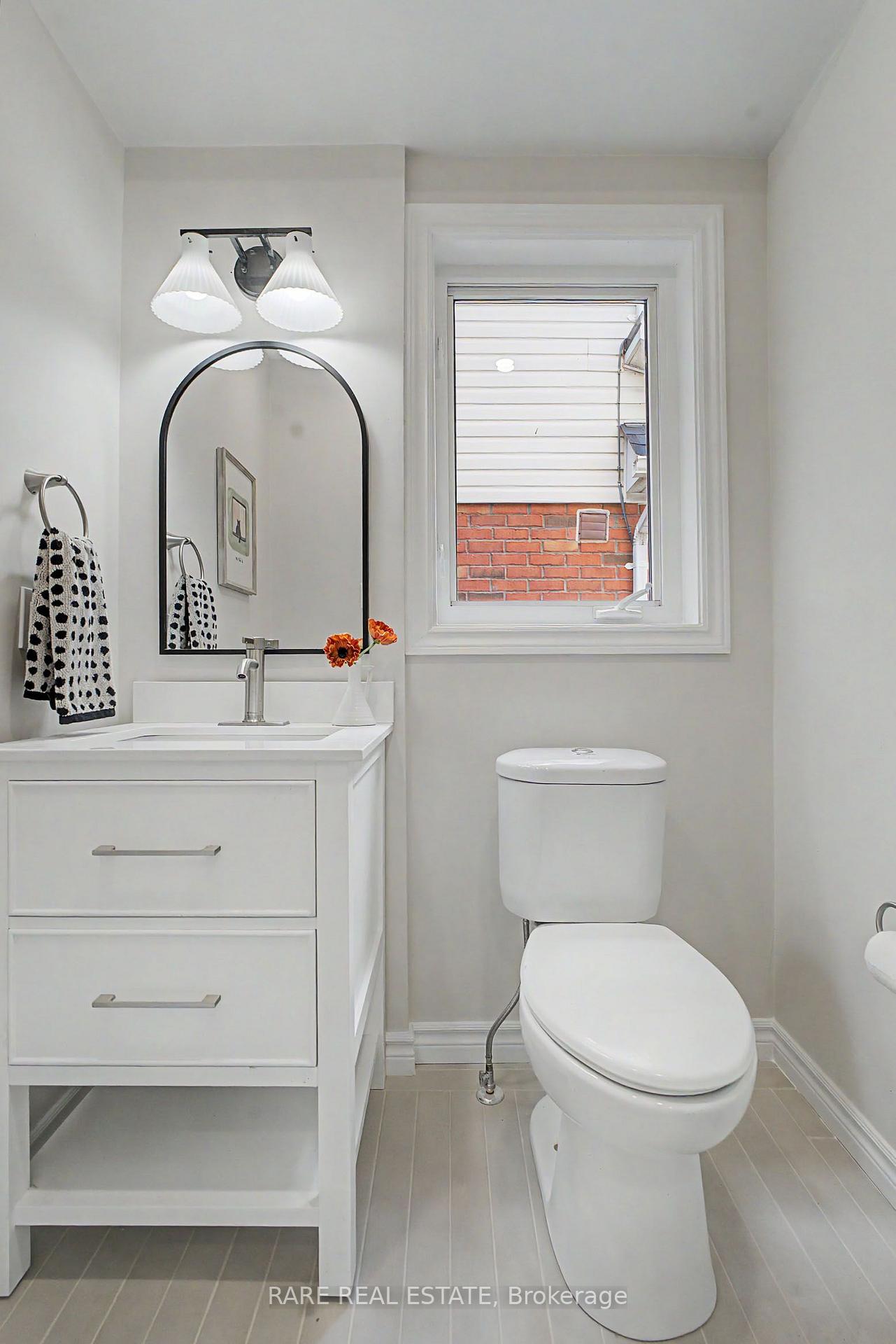 Photo 5 of 521 Hickory Avenue N, Whitby, Downtown Whitby — HOMEH