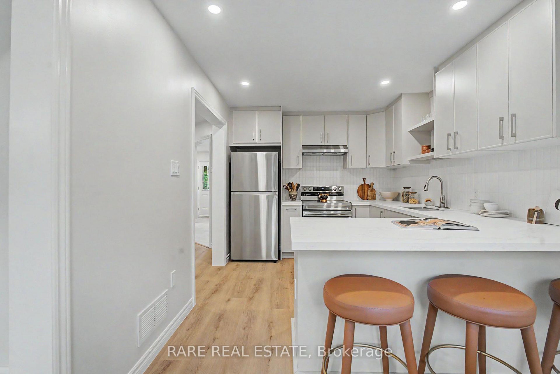 Photo 13 of 521 Hickory Avenue N, Whitby, Downtown Whitby — HOMEH