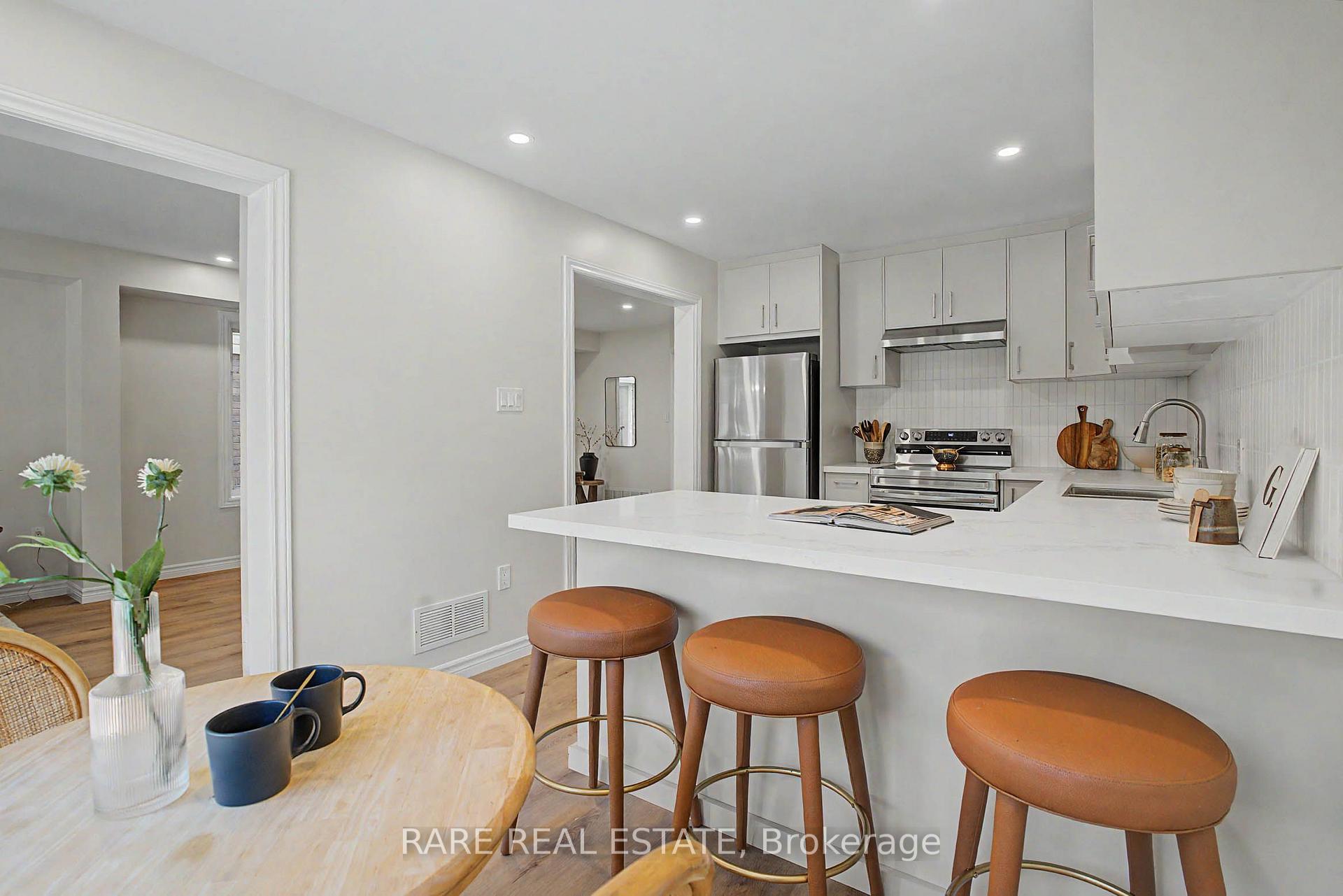 Photo 14 of 521 Hickory Avenue N, Whitby, Downtown Whitby — HOMEH
