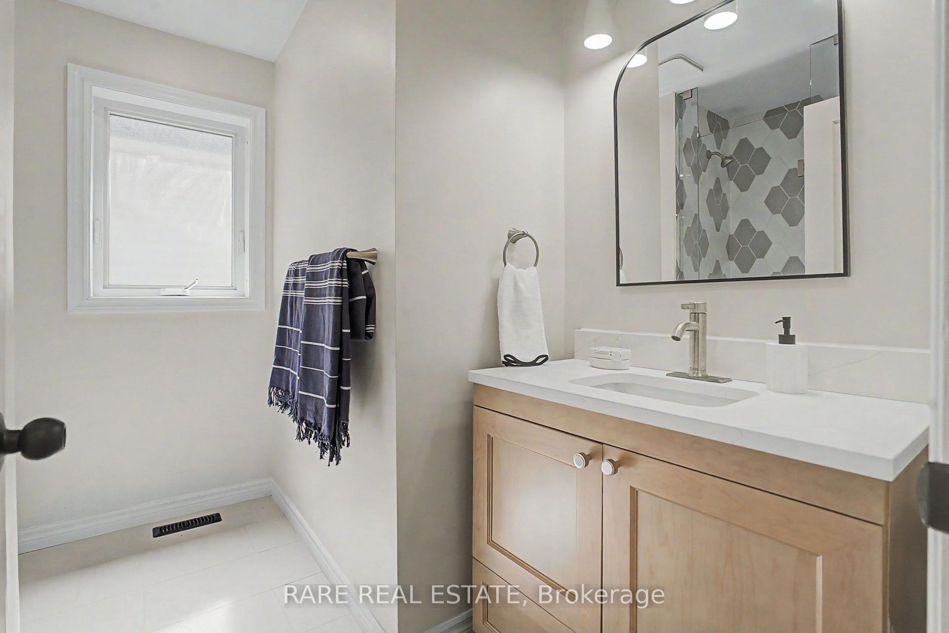 Photo 22 of 521 Hickory Avenue N, Whitby, Downtown Whitby — HOMEH