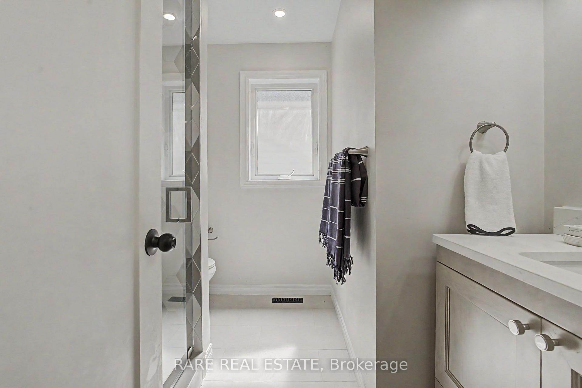 Photo 23 of 521 Hickory Avenue N, Whitby, Downtown Whitby — HOMEH