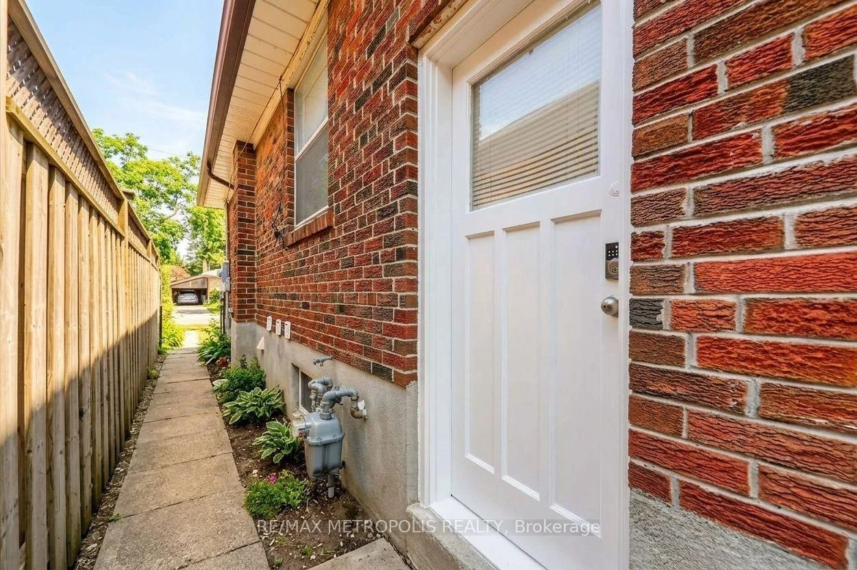 Photo 10 of 30 Melchior Drive, Scarborough, West Hill — HOMEH