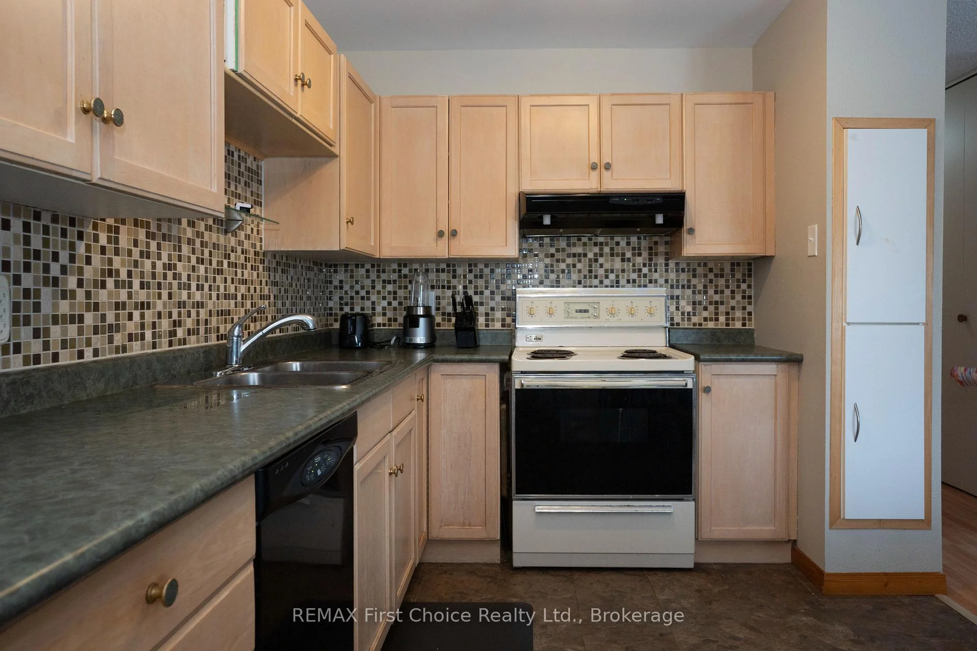 Photo 3 of 467 James Street N, Thunder Bay, Northwood Park — HOMEH