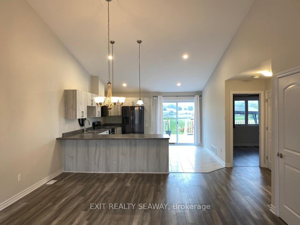 Photo 2 of 2333 Watson Crescent, Cornwall — HOMEH