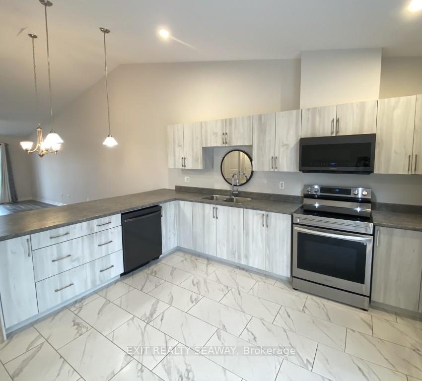 Photo 3 of 2333 Watson Crescent, Cornwall — HOMEH