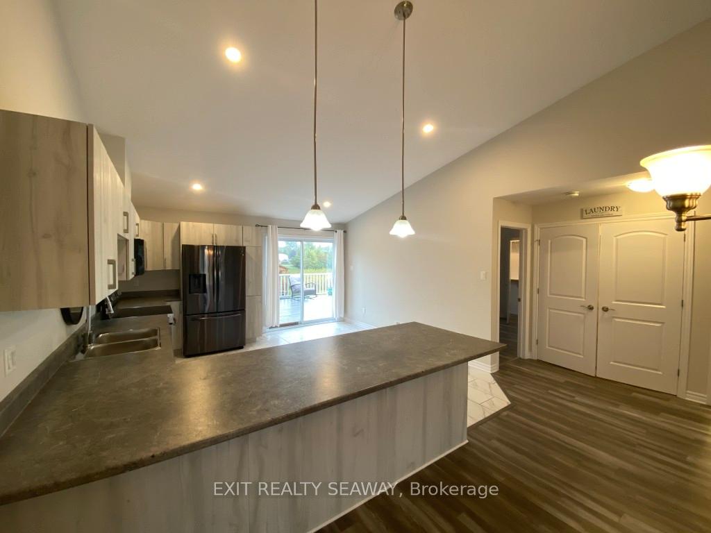 Photo 4 of 2333 Watson Crescent, Cornwall — HOMEH
