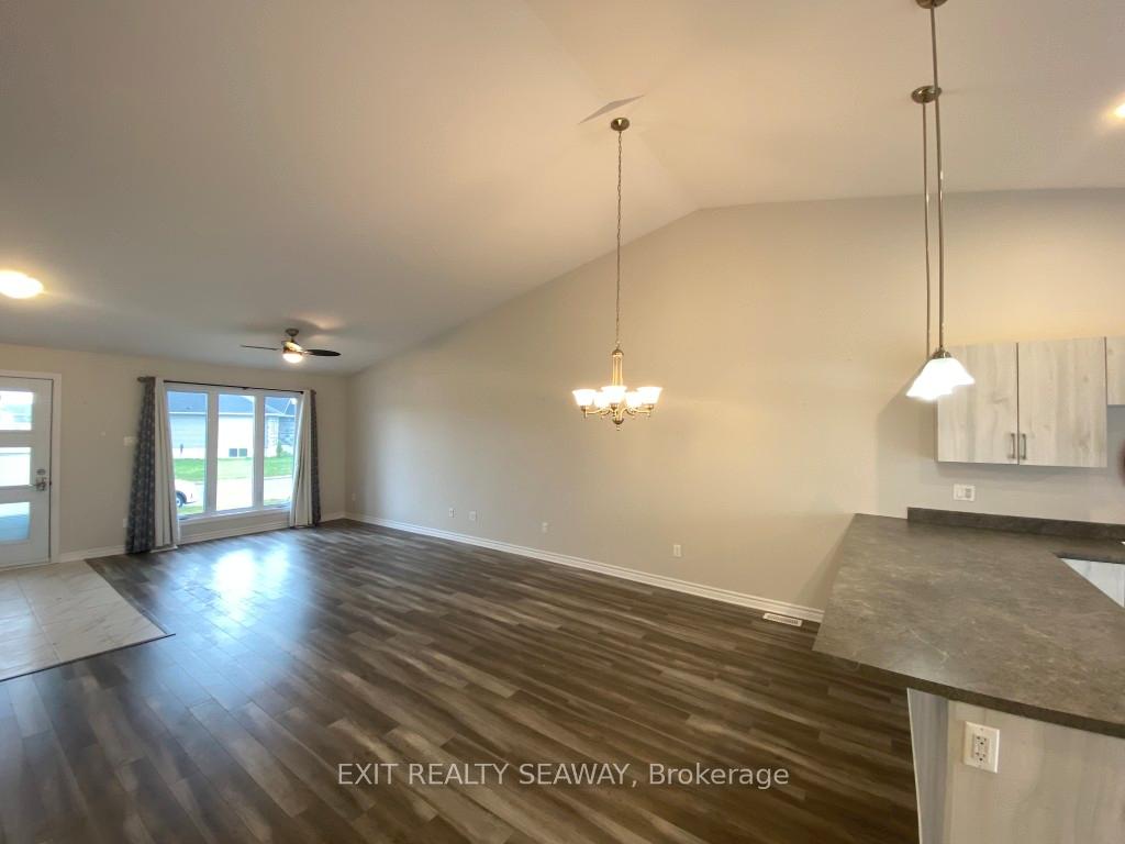 Photo 7 of 2333 Watson Crescent, Cornwall — HOMEH