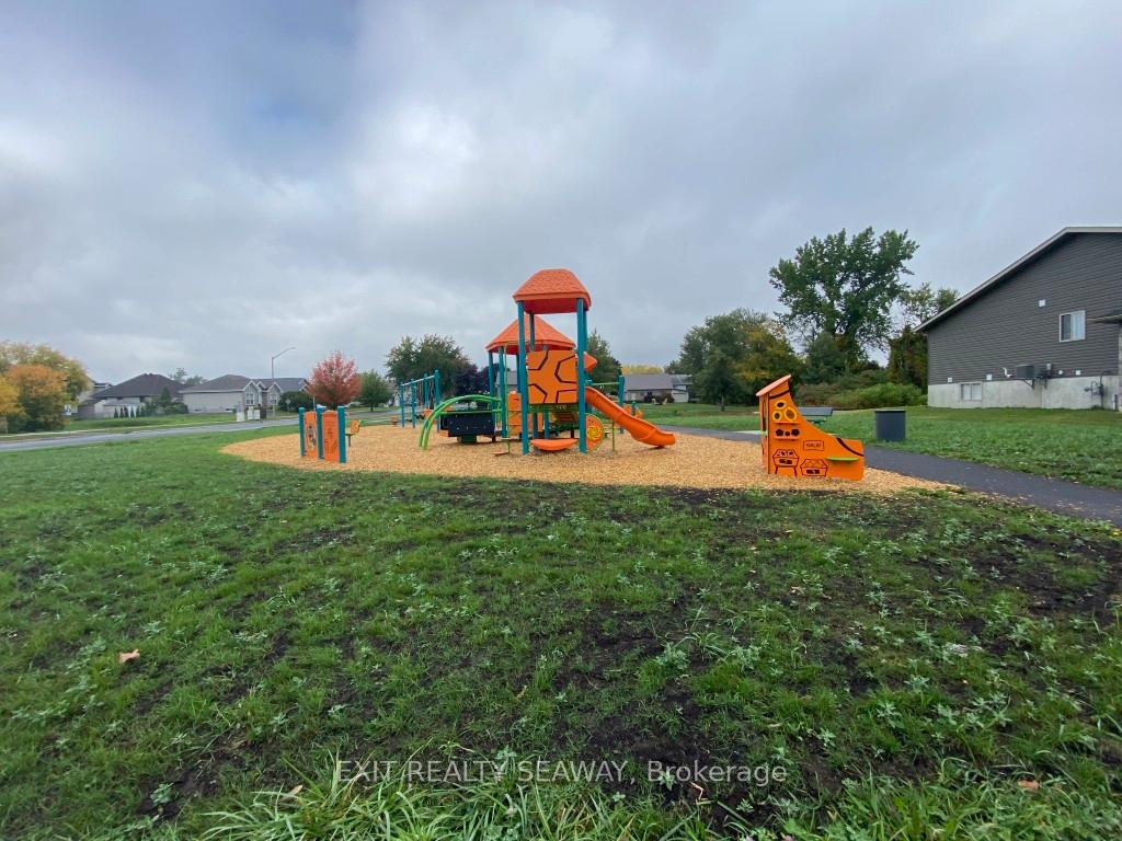 Photo 24 of 2333 Watson Crescent, Cornwall — HOMEH
