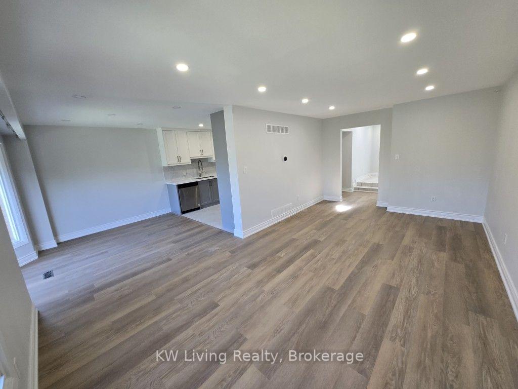 Photo 7 of Unit Main, 58 Roughfield Crescent, Scarborough, Agincourt North — HOMEH