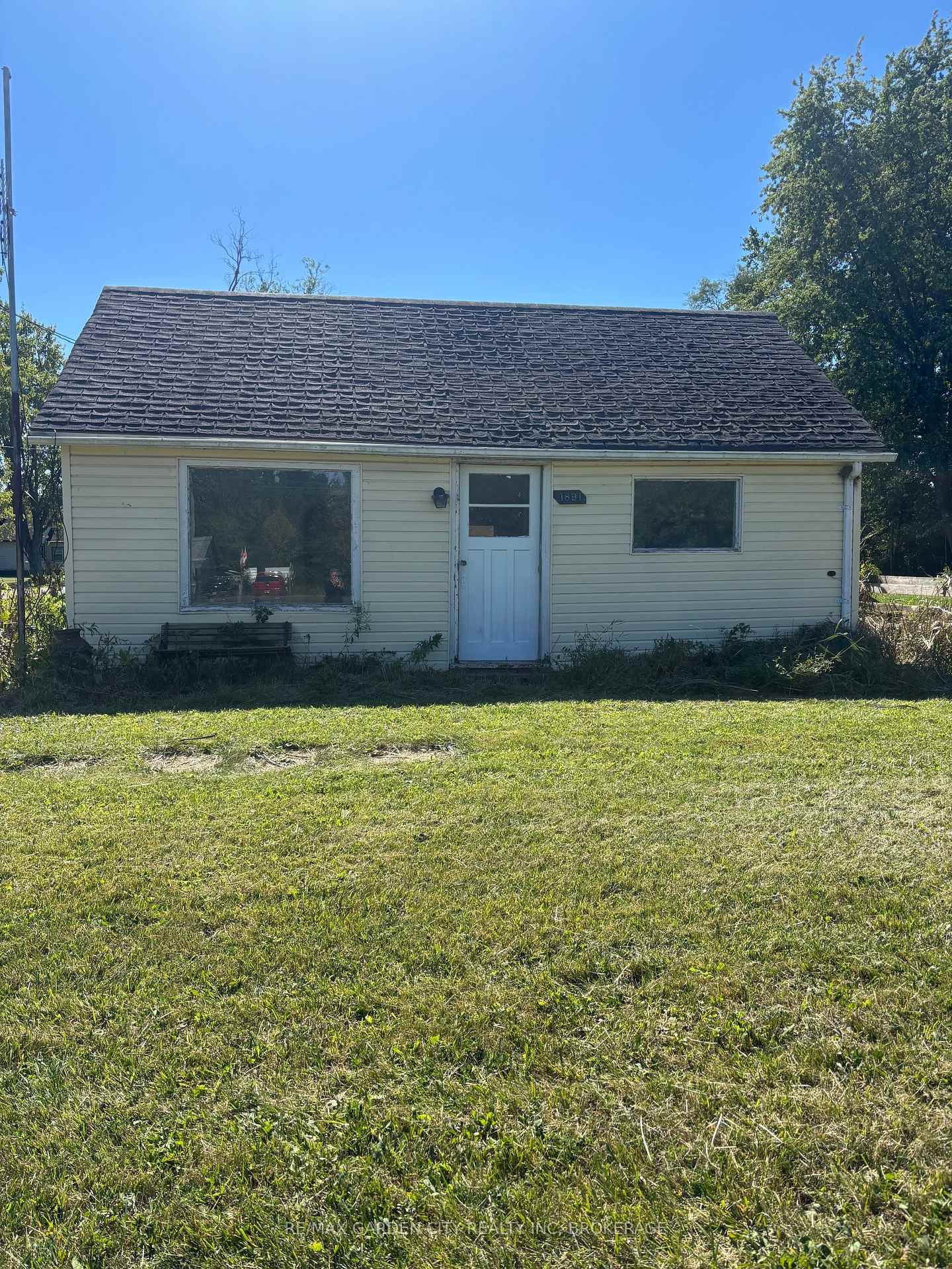 Front of 1891 Garrison Road