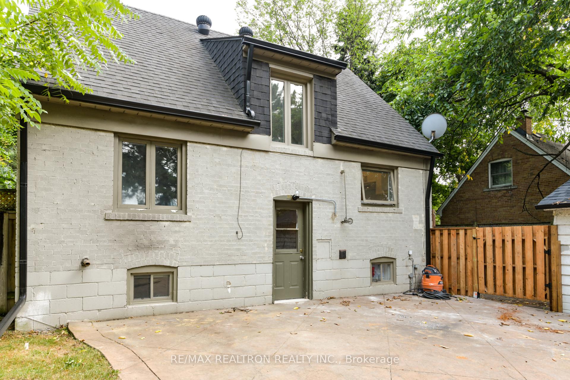 Photo 5 of 150 Upper Canada Drive, North York, St. Andrew-Windfields — HOMEH