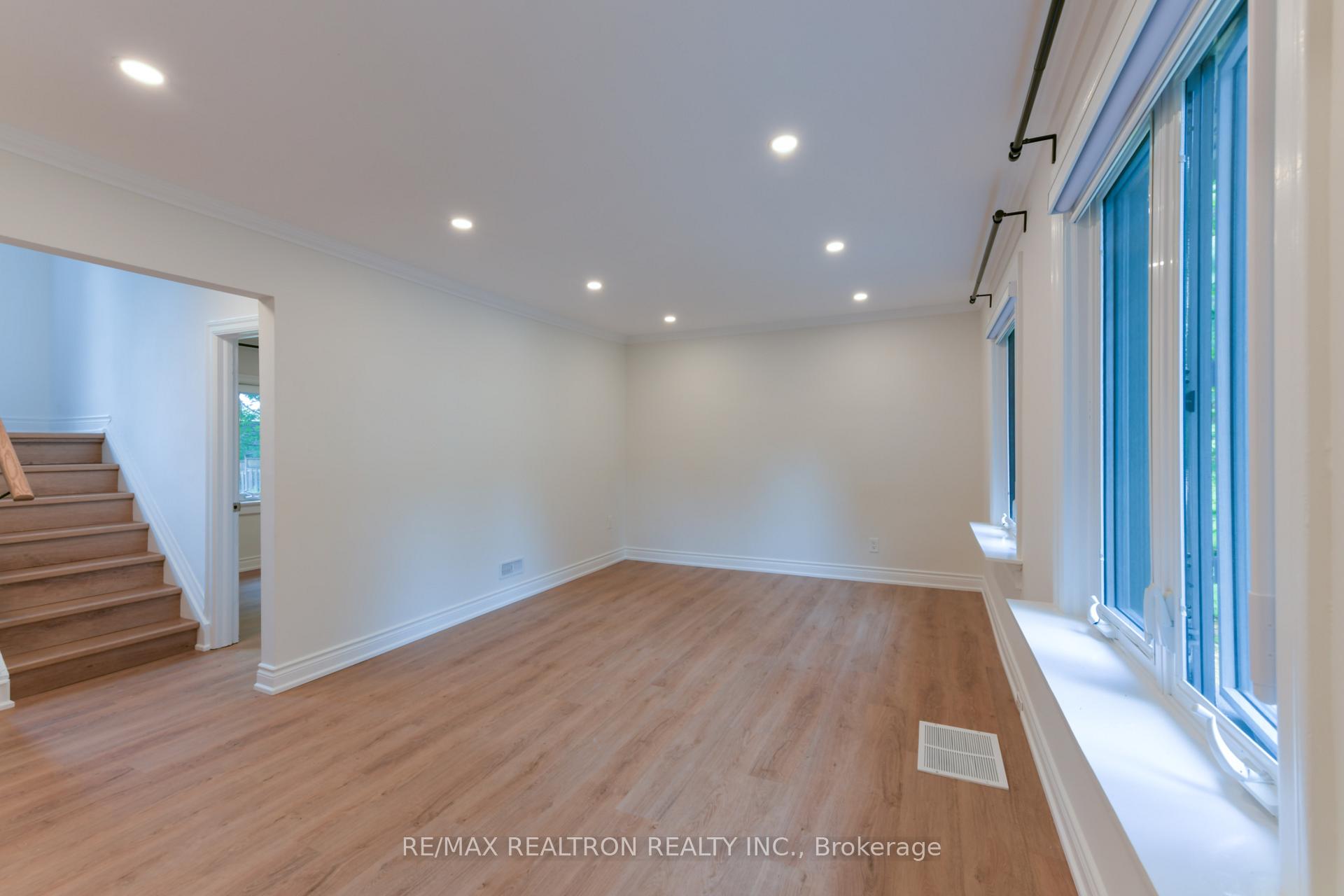 Photo 10 of 150 Upper Canada Drive, North York, St. Andrew-Windfields — HOMEH