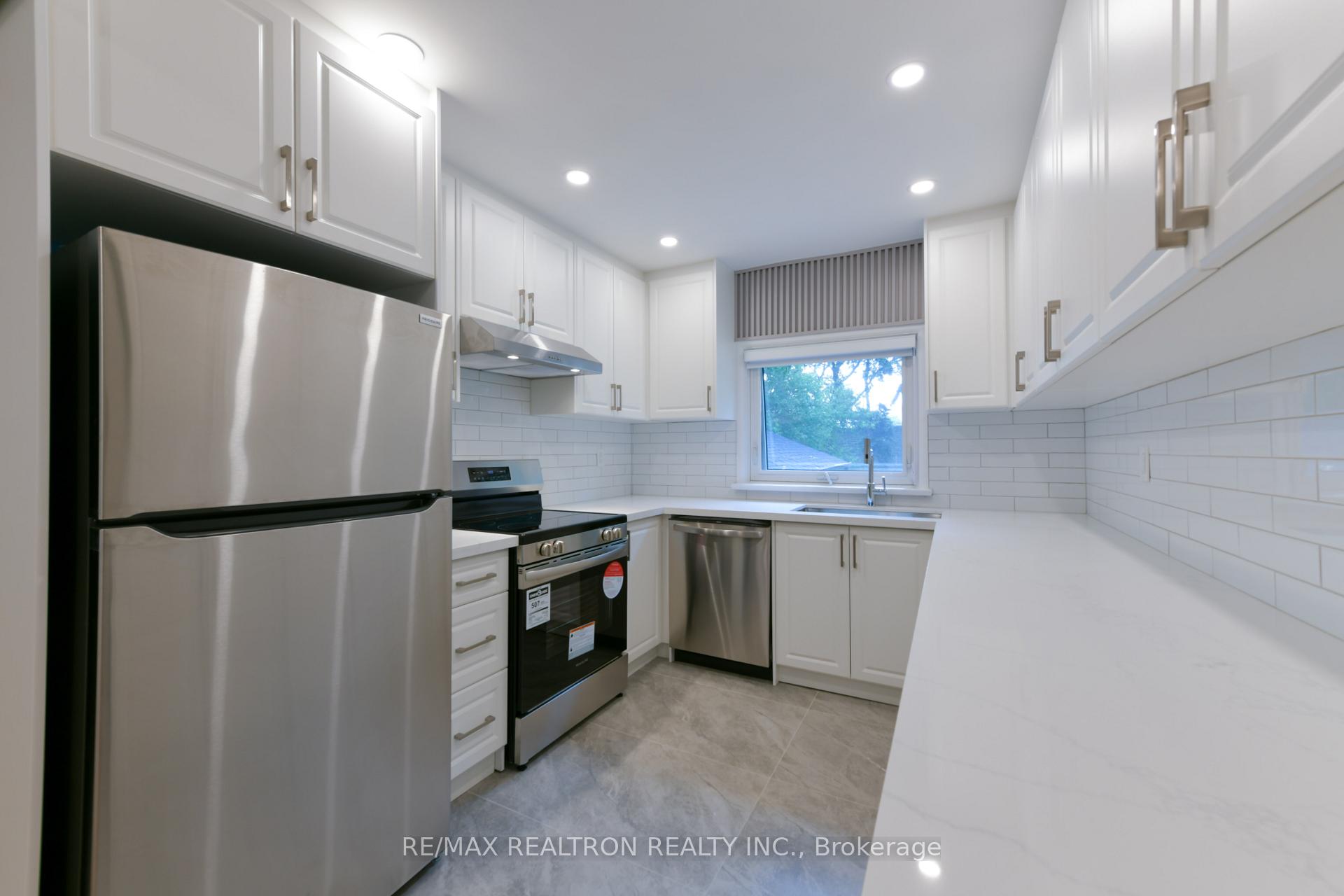 Photo 17 of 150 Upper Canada Drive, North York, St. Andrew-Windfields — HOMEH