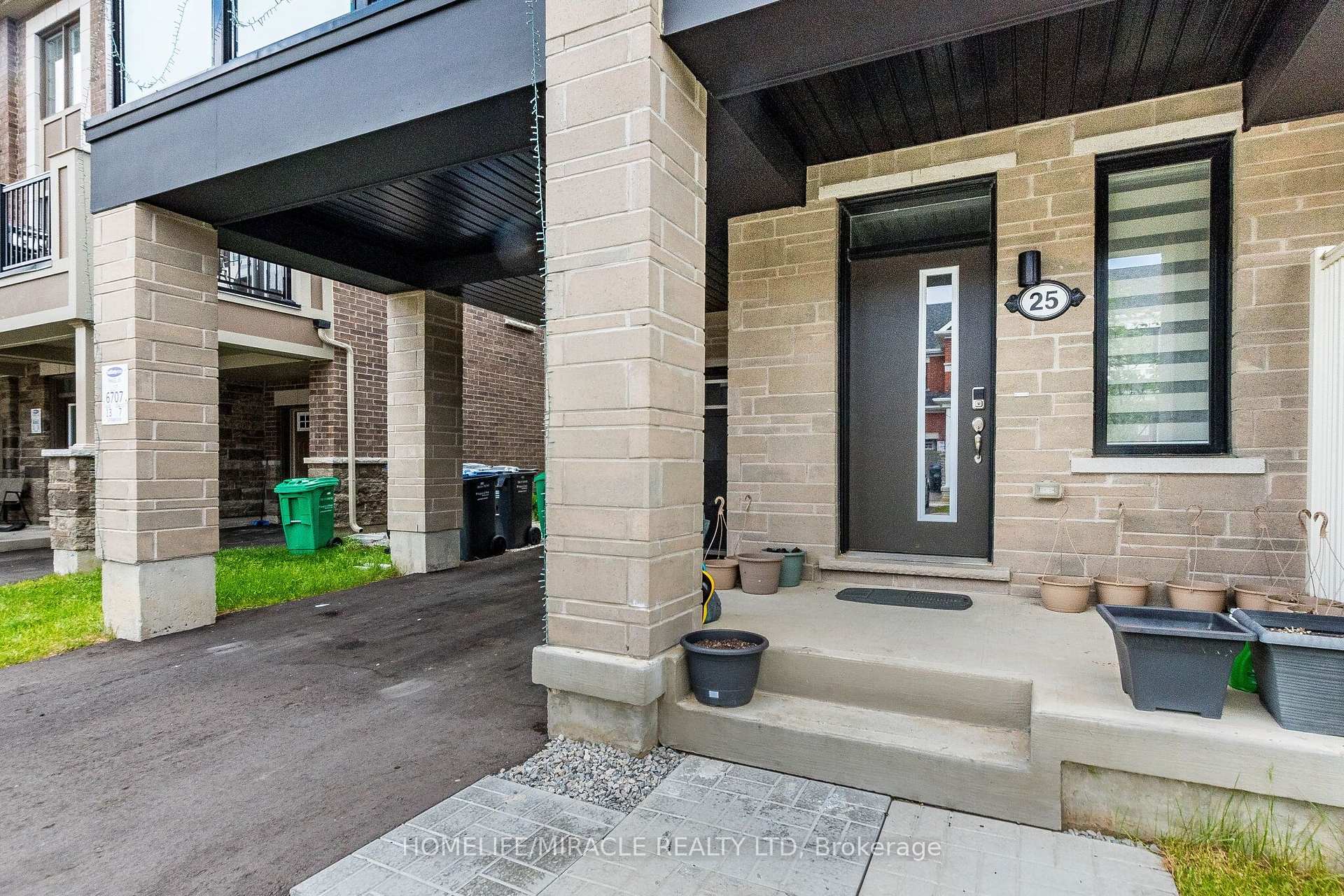 Photo 2 of 25 Keppel Circle, Brampton, Northwest Brampton — HOMEH