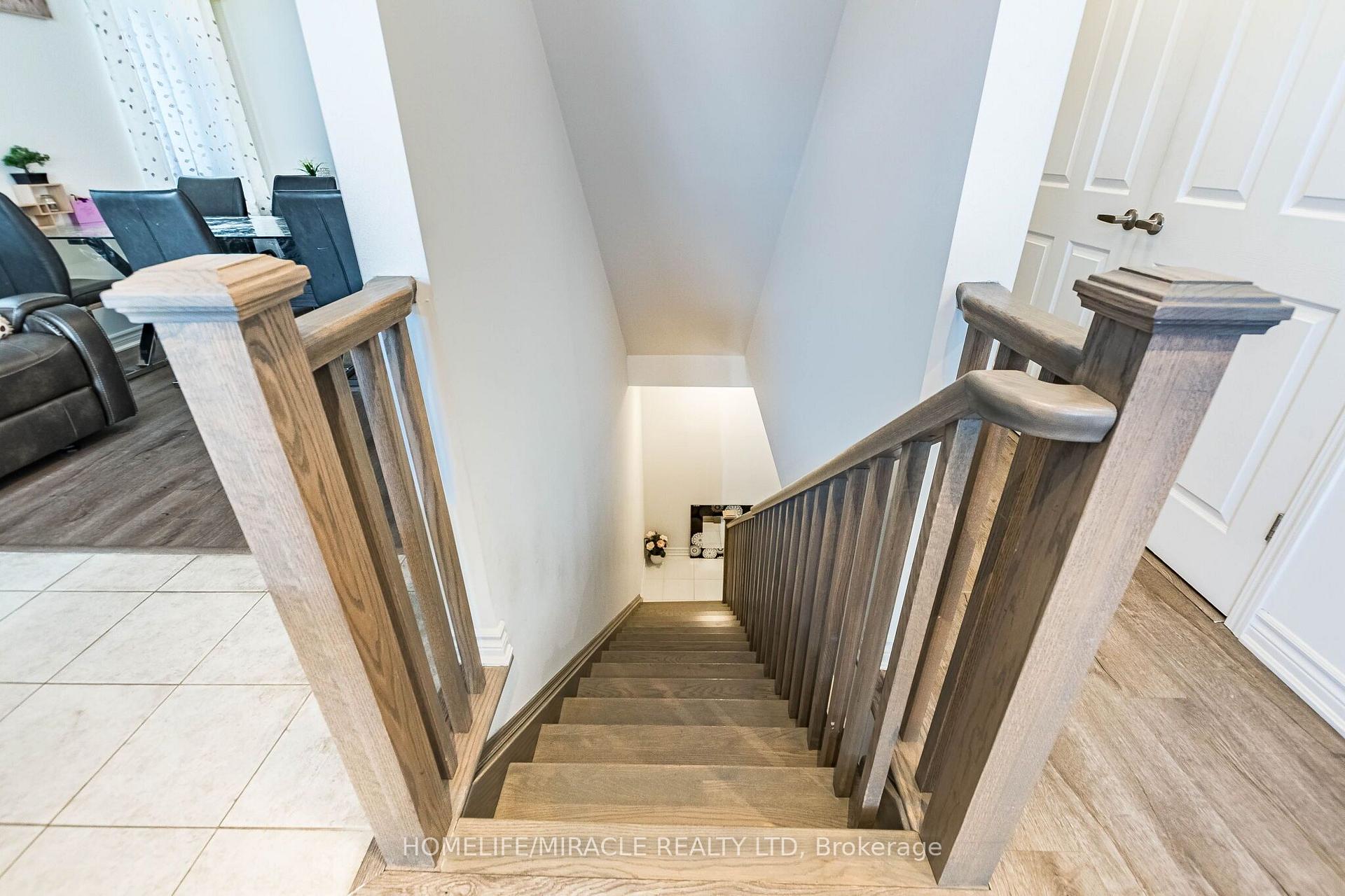 Photo 11 of 25 Keppel Circle, Brampton, Northwest Brampton — HOMEH