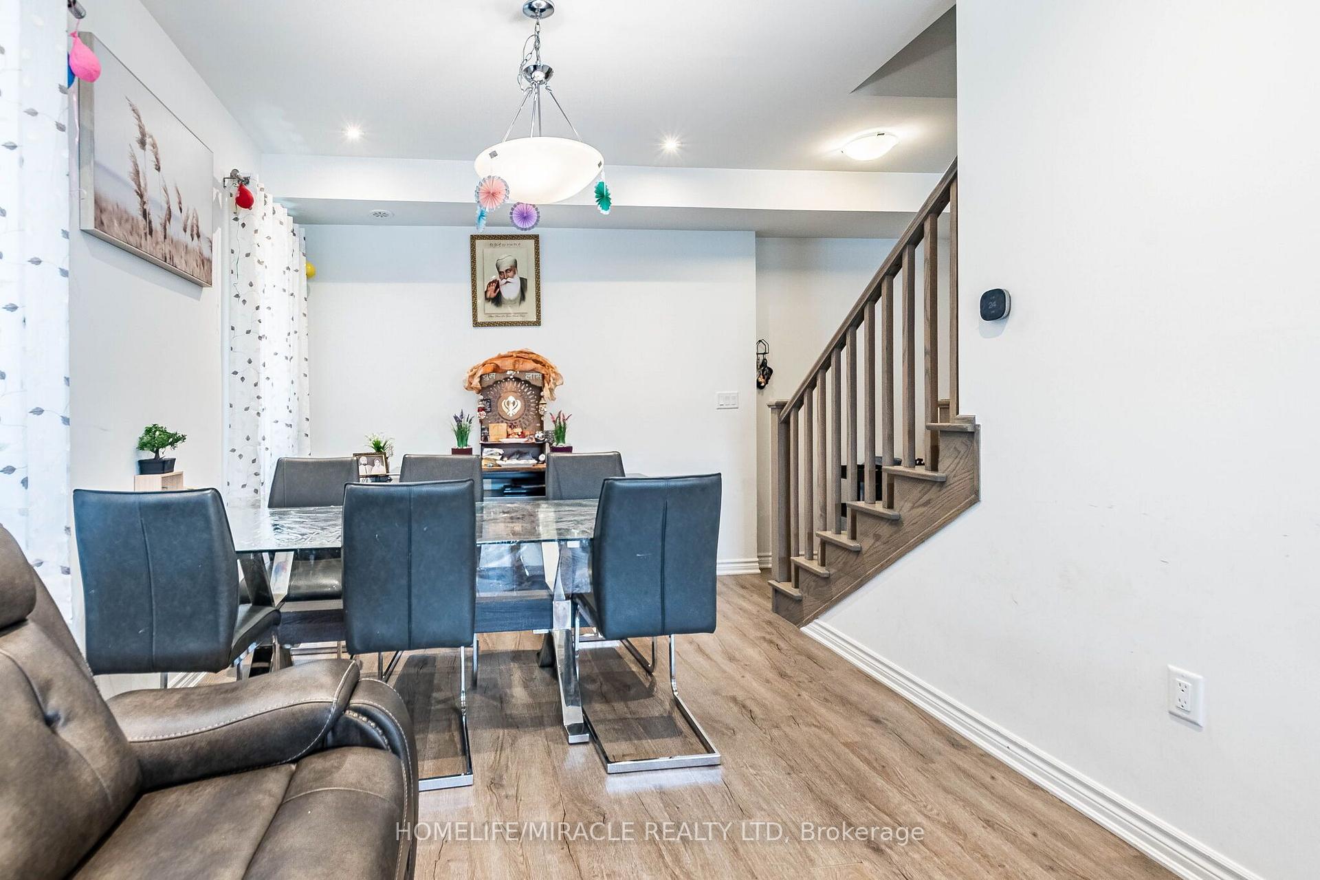 Photo 13 of 25 Keppel Circle, Brampton, Northwest Brampton — HOMEH