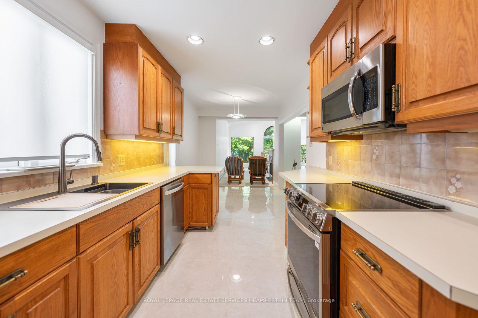 Photo 16 of 38 Killdeer Crescent, Toronto, Leaside — HOMEH