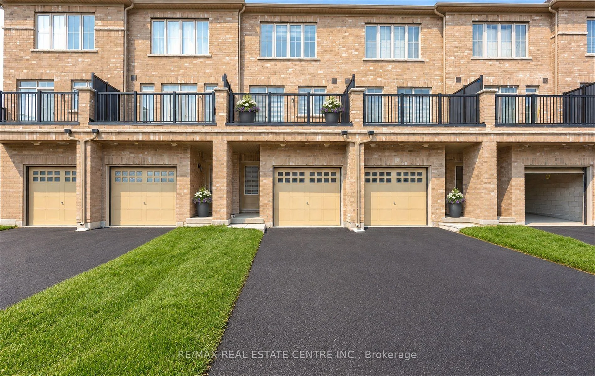 Photo 7 of 353 Inspire Boulevard, Brampton, Sandringham-Wellington North — HOMEH